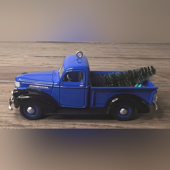 Hallmark NEW 2007 “1947 Chevrolet Pickup” Christmas Ornament 13th in Series GM - Picture 3 of 9